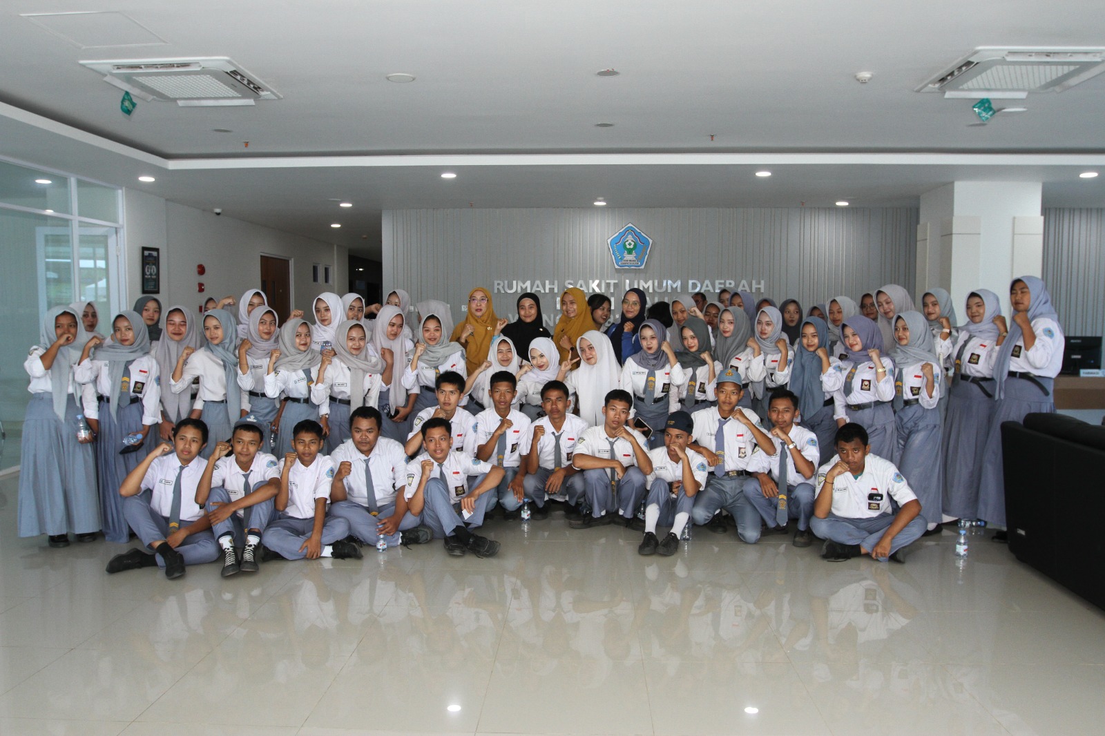 SMK PGRI WLINGI MENGINTIP DUNIA MEDIS MELALUI KEGIATAN OUTING CLASS